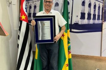 Foto - Servidores municipais recebem homenagem na Câmara