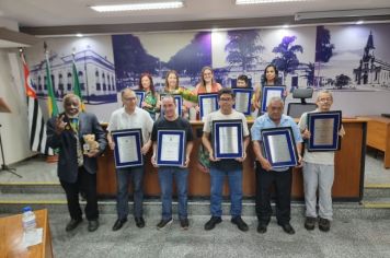 Foto - Servidores municipais recebem homenagem na Câmara