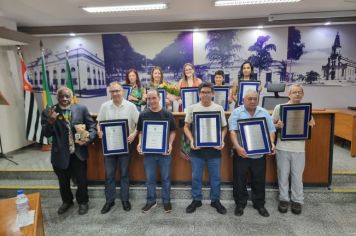 Foto - Servidores municipais recebem homenagem na Câmara