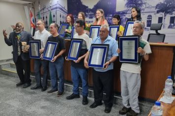 Foto - Servidores municipais recebem homenagem na Câmara