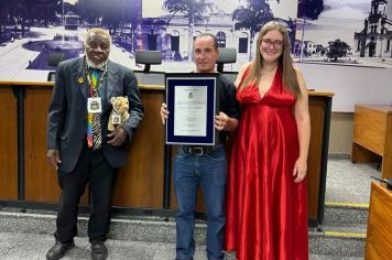 Foto - Servidores municipais recebem homenagem na Câmara