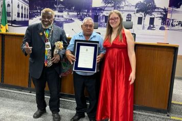 Foto - Servidores municipais recebem homenagem na Câmara