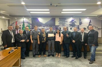 Foto - Câmara homenageia Capitão Franco e recebe novo comandante da Companhia de Polícia Militar de Caçapava Capitão Mendes