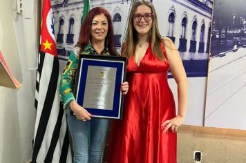 Foto - Servidores municipais recebem homenagem na Câmara