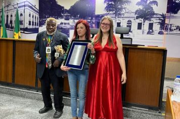 Foto - Servidores municipais recebem homenagem na Câmara