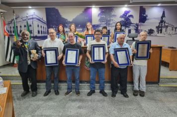 Foto - Servidores municipais recebem homenagem na Câmara