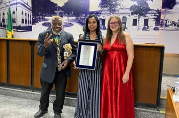 Foto - Servidores municipais recebem homenagem na Câmara