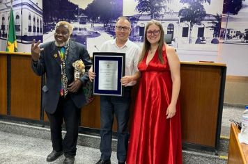 Foto - Servidores municipais recebem homenagem na Câmara