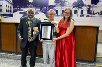 Foto - Servidores municipais recebem homenagem na Câmara