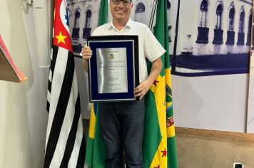 Foto - Servidores municipais recebem homenagem na Câmara