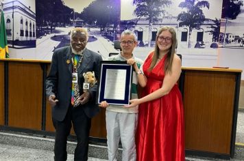 Foto - Servidores municipais recebem homenagem na Câmara