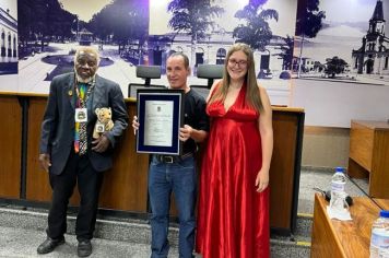 Foto - Servidores municipais recebem homenagem na Câmara