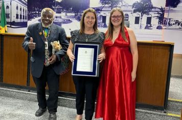 Foto - Servidores municipais recebem homenagem na Câmara