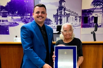Câmara entrega Título de Cidadã Caçapavense a Tereza Maria de Jesus